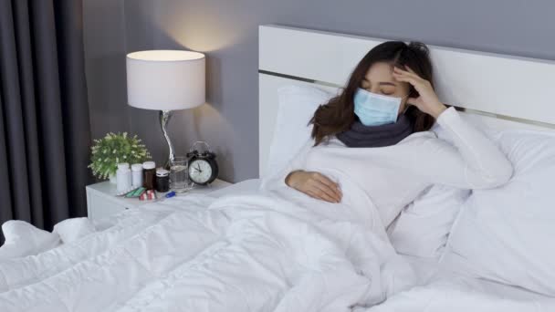 Mulher Doente Máscara Médica Que Sofre Doença Viral Febre Cama — Vídeo de Stock