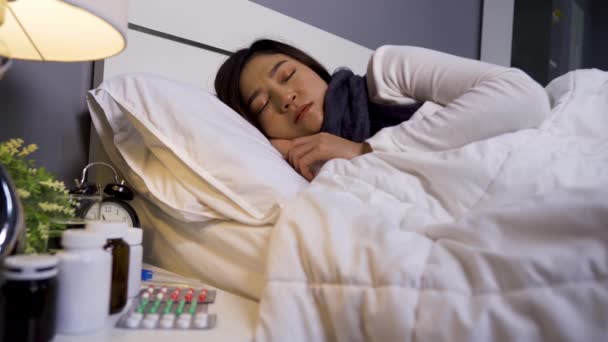 Chora Kobieta Śpiąca Łóżku — Wideo stockowe