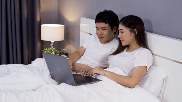 Casal Usando Laptop Juntos Uma Cama — Vídeo de Stock