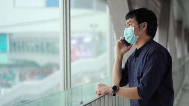 Joven Asiático Hablando Con Smartphone Usando Máscara Médica Para Prevención — Vídeos de Stock