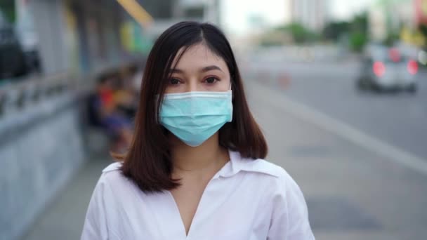 街中の若い女性とコロナウイルスの拡散のための顔マスク保護を身に着けています Covid パンデミック 新しい通常の概念 — ストック動画
