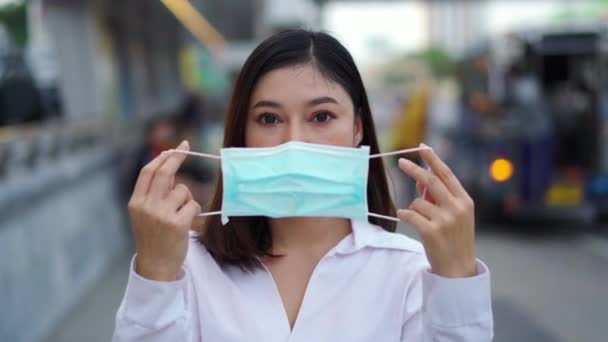 Young Woman City Street Wearing Face Mask Protective Spreading Coronavirus — Stock Video