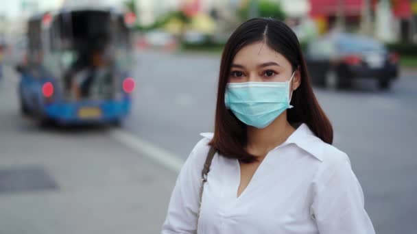 Young Woman City Street Wearing Face Mask Protective Spreading Coronavirus — Stock Video