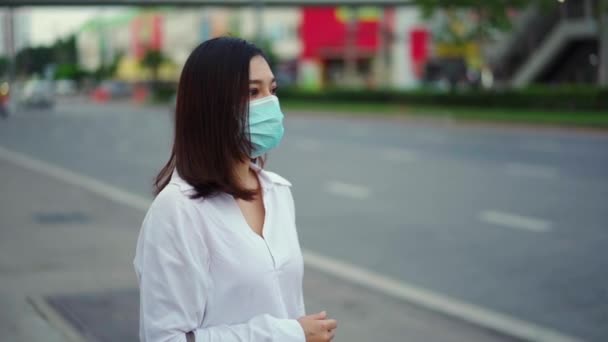 Zwolniony Ruch Młodej Azjatyckiej Kobiety Chodzącej Pieszo Noszącej Maskę Medyczną — Wideo stockowe