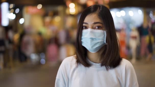 Αργή Κίνηση Της Νεαρής Γυναίκας Που Φοράει Ιατρική Μάσκα Στο — Αρχείο Βίντεο