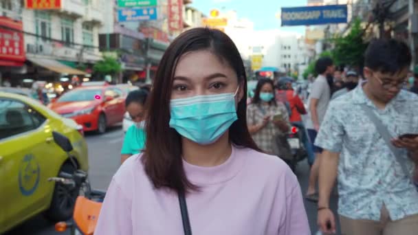 Woman Wearing Mask Yaowarat Road Prevention Covid Virus Pandemic Bangkok — Stock Video