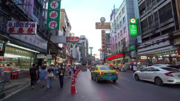 バンコク 2020年8月9日 Covid 19感染症流行後のヤワラト道路では多くの人々が避難している バンコクの中華街で医療マスクをしている人は — ストック動画