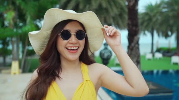 Havuz Sahil Kenarındaki Sarı Elbiseli Neşeli Kadının Yavaş Çekimleri — Stok video