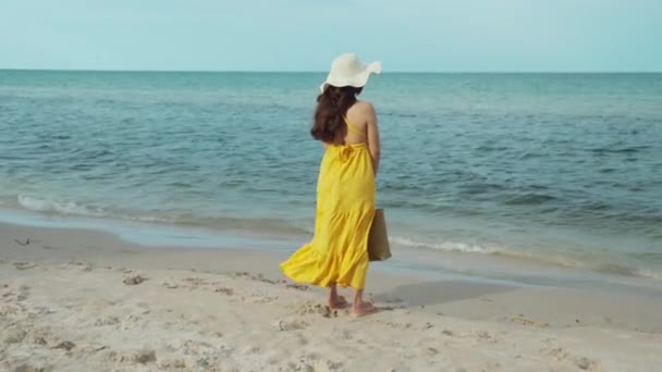 Wesoła Kobieta Żółtej Sukience Korzystających Plaży Morskiej — Wideo stockowe