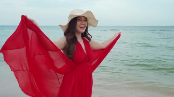 Młoda Kobieta Ramionami Rozłożonymi Czerwonej Sukience Plaży Morskiej Wiatrem — Wideo stockowe