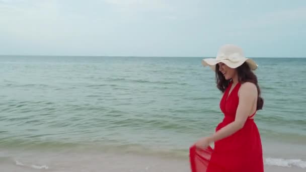 Donna Allegra Abito Rosso Piedi Sulla Spiaggia Del Mare — Video Stock