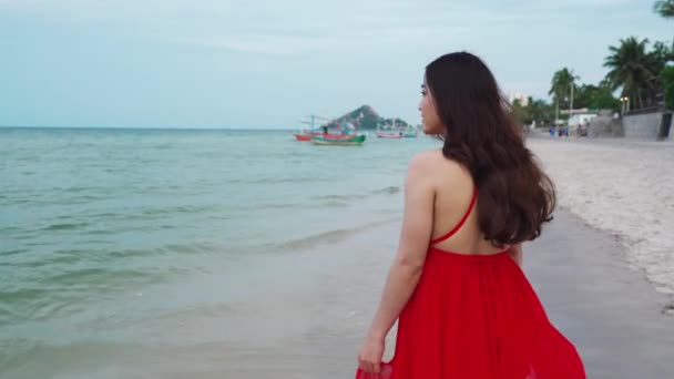 Mulher Vestido Vermelho Andando Praia Mar — Vídeo de Stock