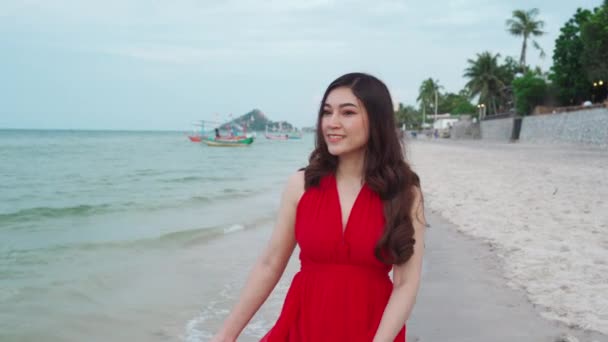 Mulher Alegre Vestido Vermelho Andando Praia Mar — Vídeo de Stock