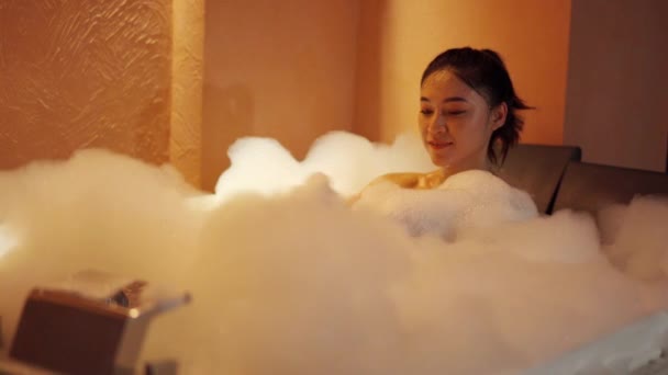 Kobieta Bierze Kąpiel Bąbelkami Wannie Nocy — Wideo stockowe