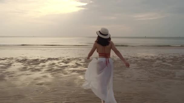 Mulher Liberdade Biquíni Andando Com Braços Levantados Praia Mar — Vídeo de Stock