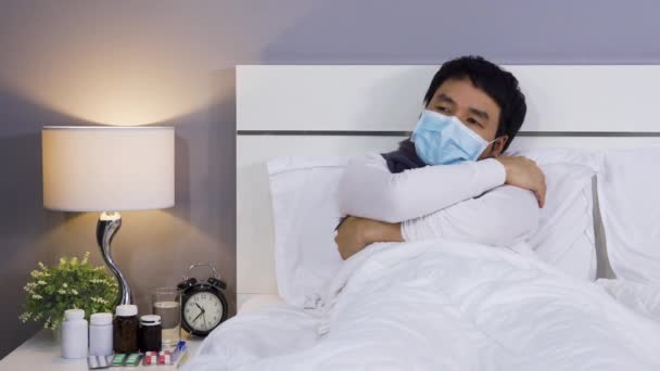 風邪やウイルス病や熱を感じる医療用マスクの病気の男性 コロナウイルス Covid パンデミックの概念 — ストック動画