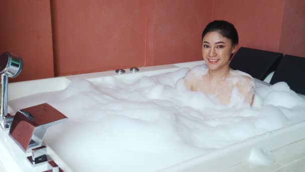 Młoda Kobieta Relaksuje Się Bierze Kąpiel Bąbelkową Wannie Pianką — Wideo stockowe
