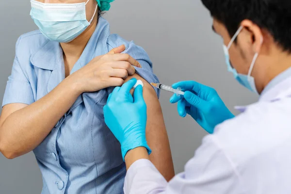 Doctor Holding Syringe Using Cotton Make Injection Nurse Medical Professionals — Stock Photo, Image