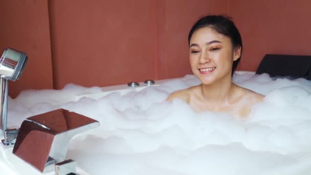 Mujer Joven Relajante Toma Baño Burbujas Bañera Con Espuma — Vídeo de stock