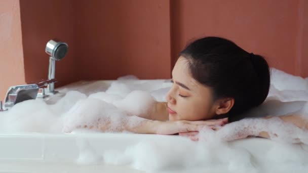 Frau Entspannt Sich Badewanne Mit Geschlossenen Augen — Stockvideo