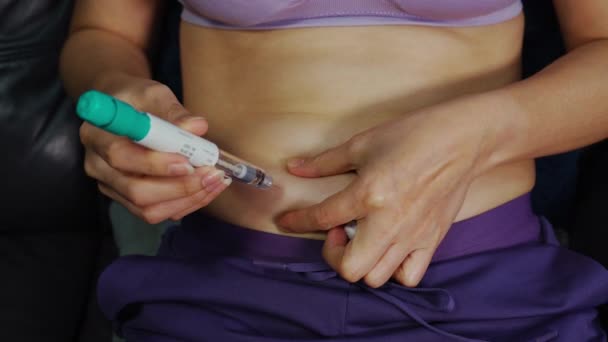 妇女使用预先充填的注射器将Fsh 卵泡刺激激素 带进腹腔以刺激卵巢 — 图库视频影像