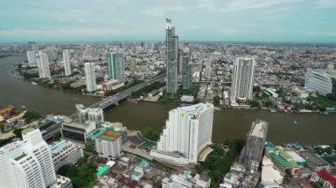 BANGKOK, THAILAND - 3 Ağustos 2020: Chao Phraya Nehri, Tayland