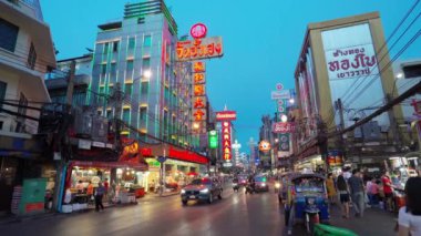 BANGKOK, THAILAND - 9 AUG 2020: COVID-19 virüs salgınından sonra Yaowarat yolunda kalabalık. İnsanlar Bangkok 'un Çin Mahallesi' nde tıbbi maske takıyor olmalı..