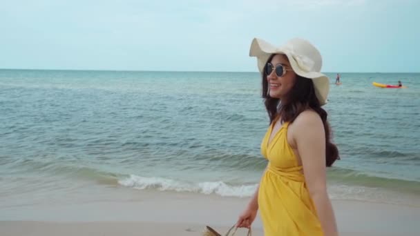 Slow Motion Jovem Mulher Vestido Amarelo Andando Praia Mar — Vídeo de Stock