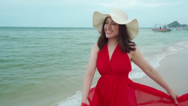 Slow Motion Mulher Alegre Vestido Vermelho Andando Praia Mar — Vídeo de Stock