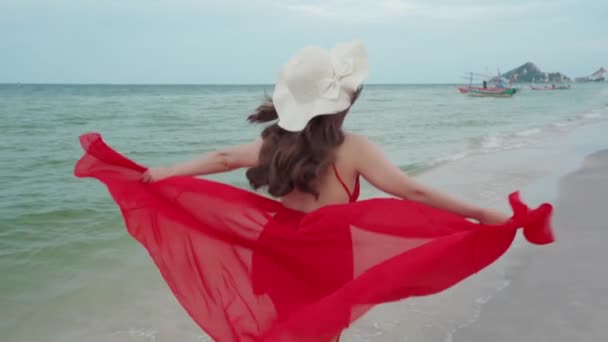 Deniz Sahilinde Yürüyen Kırmızı Elbiseli Neşeli Kadının Yavaş Çekimleri — Stok video