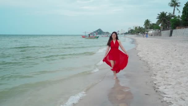 Zwolnione Tempo Wesołej Kobiety Czerwonej Sukience Spacerującej Plaży Morskiej — Wideo stockowe