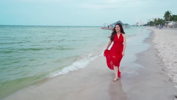 Cámara Lenta Mujer Alegre Vestido Rojo Caminando Playa Del Mar — Vídeos de Stock