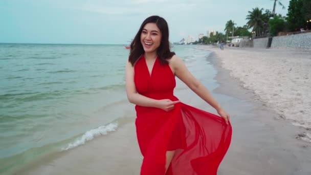 Замедленное Движение Веселой Женщины Красном Платье Идущей Морскому Пляжу — стоковое видео