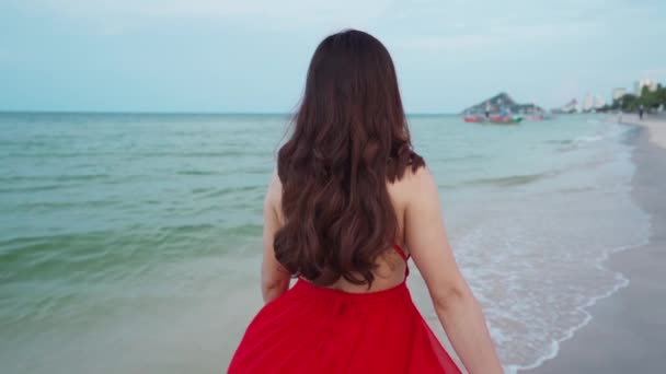 Замедленное Движение Веселой Женщины Красном Платье Идущей Морскому Пляжу — стоковое видео