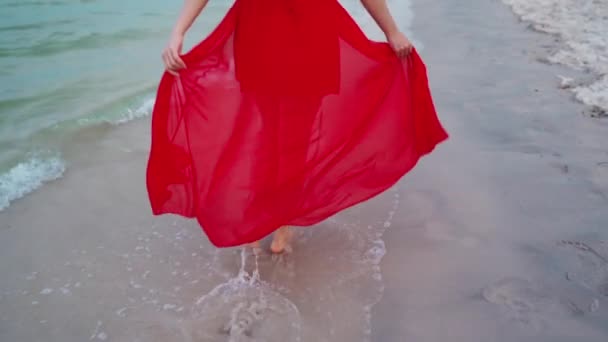 Cámara Lenta Pies Mujer Vestido Rojo Caminando Playa Mar Con — Vídeo de stock