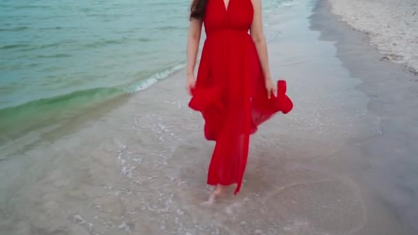 Cámara Lenta Pies Mujer Vestido Rojo Caminando Playa Mar Con — Vídeos de Stock