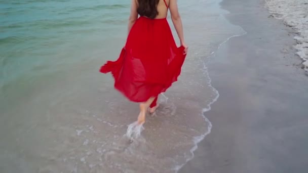Powolny Ruch Stóp Kobiety Czerwonej Sukience Spacerując Plaży Morskiej Wiatrem — Wideo stockowe