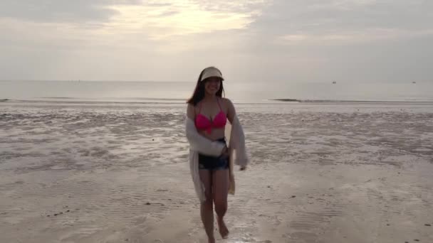 海のビーチを歩くビキニの陽気な女性 — ストック動画