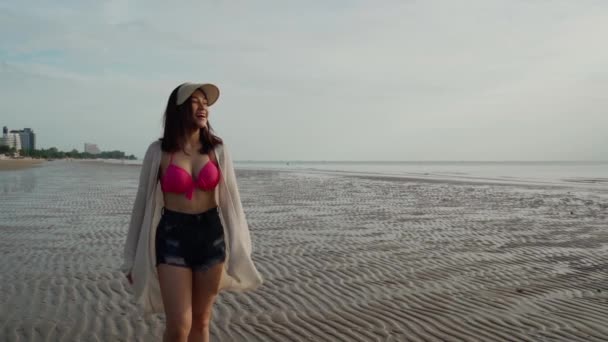 Замедленное Движение Женщины Бикини Гуляющей Морскому Пляжу — стоковое видео