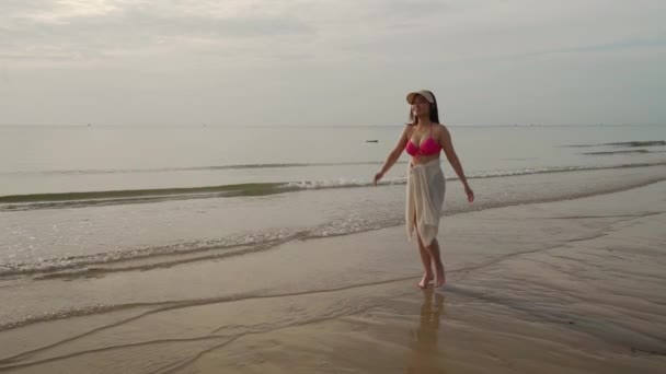 Замедленное Движение Женщины Бикини Гуляющей Морскому Пляжу — стоковое видео
