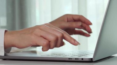 İş kadınının yakın plan kadın elleri açık ve dizüstü bilgisayarla çalışıyor