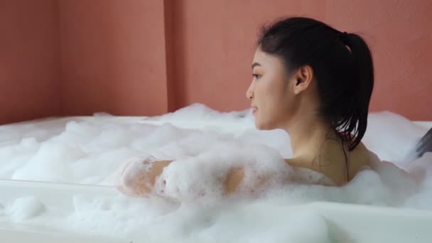 Jeune Femme Relaxante Prend Bain Moussant Dans Baignoire Avec Mousse — Video