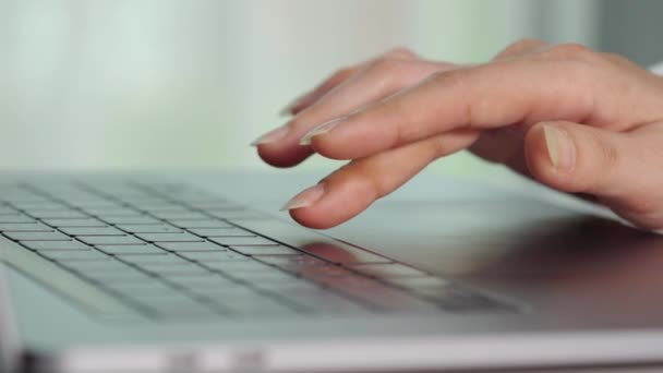 Close Mão Feminina Pressionando Botão Barra Espaço Teclado Laptop — Vídeo de Stock