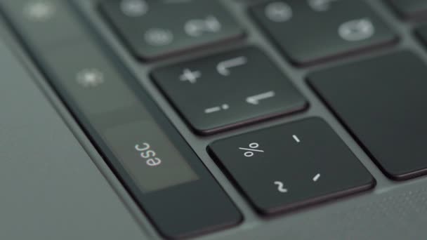 Крупним Планом Жіноча Рука Натискає Кнопку Esc Клавіатурі Ноутбука — стокове відео