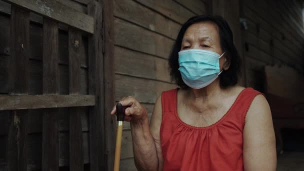 Ταϊλανδή Ηλικιωμένη Γυναίκα Στρογγυλό Λαιμό Χωρίς Μανίκι Φορώντας Ιατρική Μάσκα — Αρχείο Βίντεο