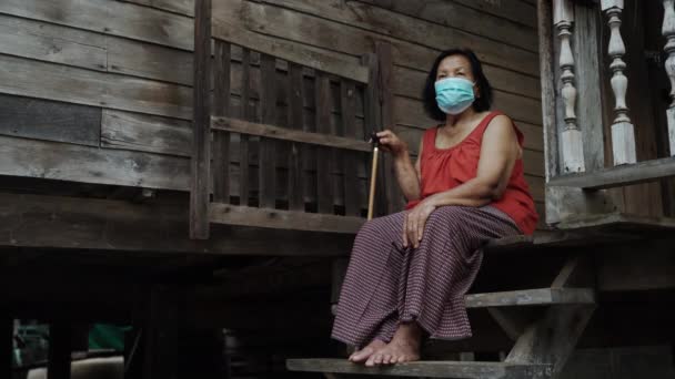 Thaise Oudere Vrouw Ronde Hals Mouwloze Kraag Met Medisch Masker — Stockvideo