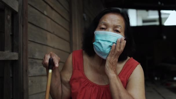 Ταϊλανδή Ηλικιωμένη Γυναίκα Στρογγυλό Λαιμό Χωρίς Μανίκι Φορώντας Ιατρική Μάσκα — Αρχείο Βίντεο