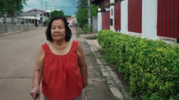 Tailandês Mulher Idosa Redondo Pescoço Mangas Colarinho Andando — Vídeo de Stock