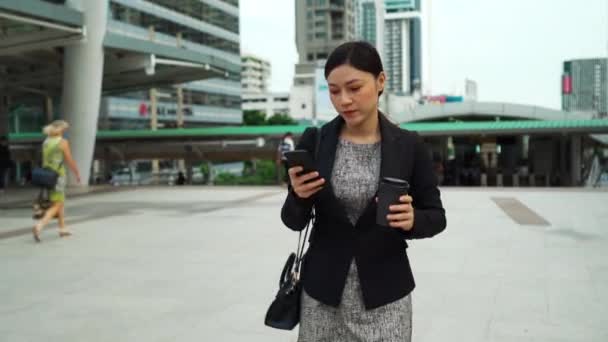 Mujer Negocios Caminando Usando Smartphone Ciudad — Vídeos de Stock