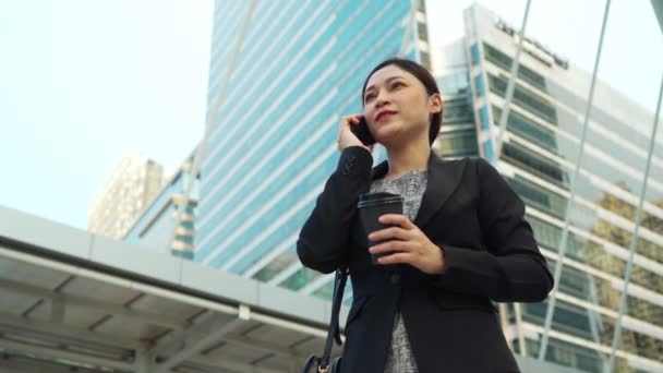 Счастливая Деловая Женщина Разговаривает Своим Смартфоном Городе — стоковое видео